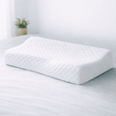 Travesseiro cervical ortopédico branco com formato anatômico, exibindo contorno ergonômico e áreas de apoio para o pescoço.