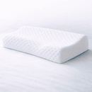 Close-up do travesseiro cervical ortopédico branco, destacando a textura da capa respirável e o contorno anatômico, evidenciando o acabamento e o formato de suporte ao pescoço.
