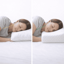 Comparação visual entre travesseiro comum e travesseiro cervical ortopédico, mostrando pessoa dormindo de lado com desalinhamento do pescoço no travesseiro comum e alinhamento correto da coluna cervical no travesseiro ortopédico.