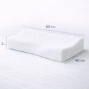 Travesseiro cervical ortopédico branco com formato anatômico, exibido com medidas reais de 12 cm de altura, 40 cm de largura e 60 cm de comprimento.